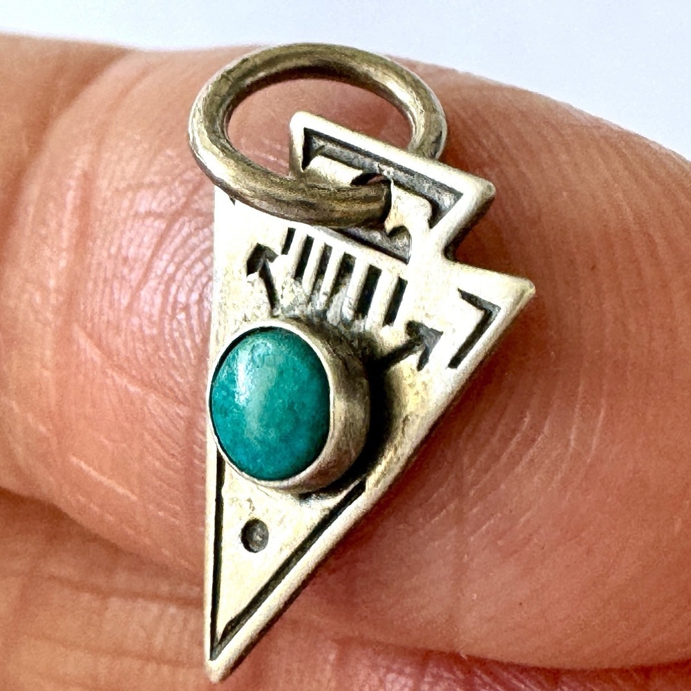 Tiny Navajo Arrowhead Turquoise Pendant Harvey Era Sterling Charm Native VTG - Picture 3 of 5
